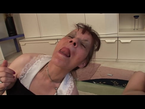 ❤️ İki nənənin və bir babanın üçlü var Sərt porno bizdə ☑