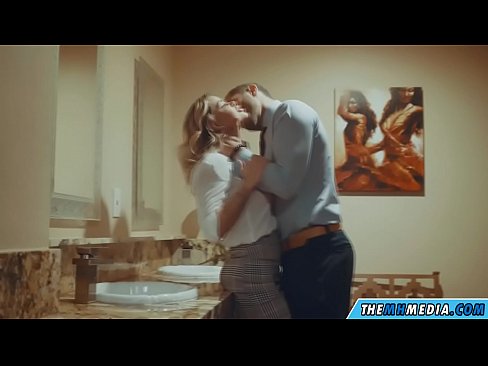 ❤️ Döşlü sarışın sizi ictimai tualetdə aldatdıqda Sərt porno bizdə ☑